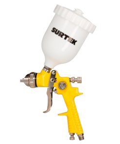 Pistola de gravedad con vaso plástico con presión de trabajo de 50 psi, capacidad de vaso de 600 ml, entrada de aire 1/4 in NPT. Consumo de aire de 7.5 scfm, diámetro interno de manguera de 3/8 in Surtek